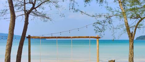 Plage, sable blanc, chaises longues