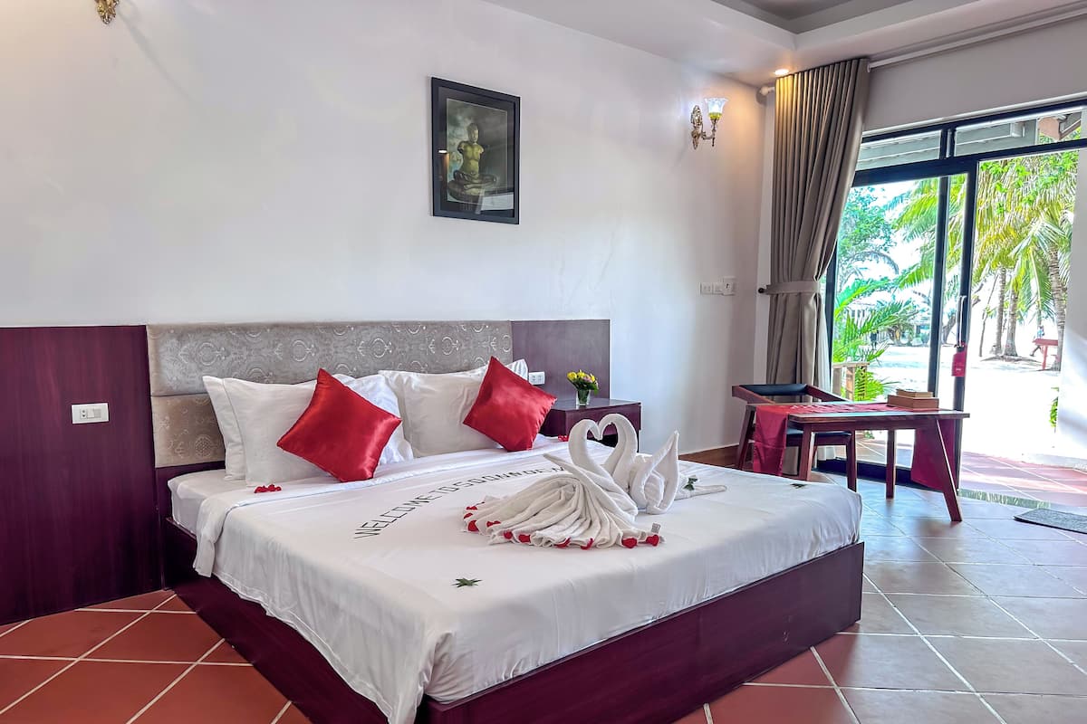 Deluxe Double Room, Sea View | 1 bedroom, minibar, desk, blackout drapes
