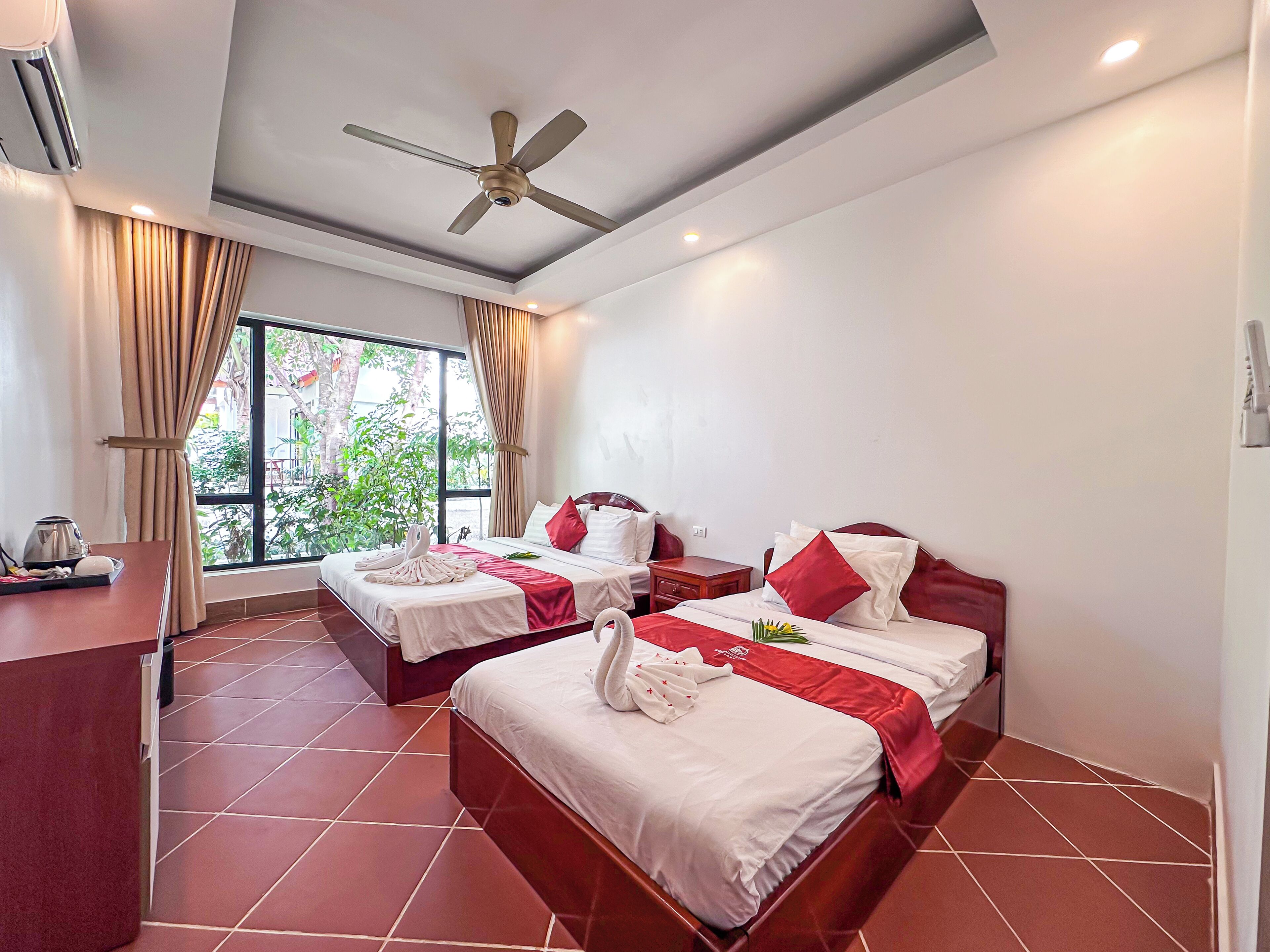 Family Villa | Minibar, desk, blackout drapes, free WiFi