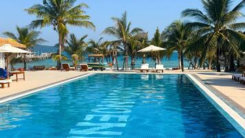 Piscine extérieure, parasols de plage, chaises longues