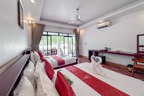 Habitació quàdruple Deluxe, vistes al mar | Minibar, cortines opaques, wifi gratuïta i roba de llit 