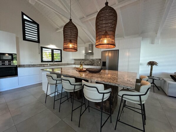 Fridge, microwave, oven, stovetop - Villa Ayana 3 master suites, private pool, luxury and comfort await you (Saint-François)