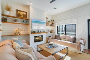 TV, fireplace - Deep Blue - Secluded Home with Large Outdoor Area & Includes Golf Cart (Santa Rosa Beach)