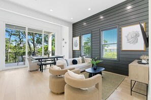 Smart TV - Lilly's Pad - Luxury Vacation Rental Near the Beach with Secluded Pool Area & Gulf Views (Santa Rosa Beach)