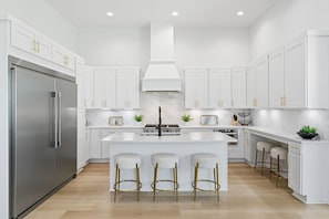 Fridge, microwave, oven, stovetop - Lilly's Pad - Luxury Vacation Rental Near the Beach with Secluded Pool Area & Gulf Views (Santa Rosa Beach)
