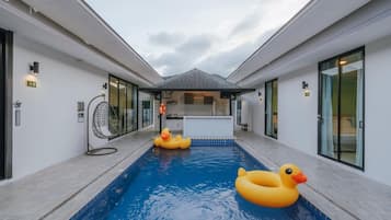 2 outdoor pools
