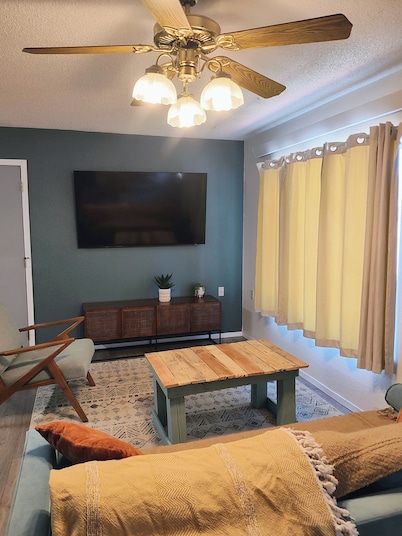 Charming 2-bedroom house in lovely Wall with WiFi & AC