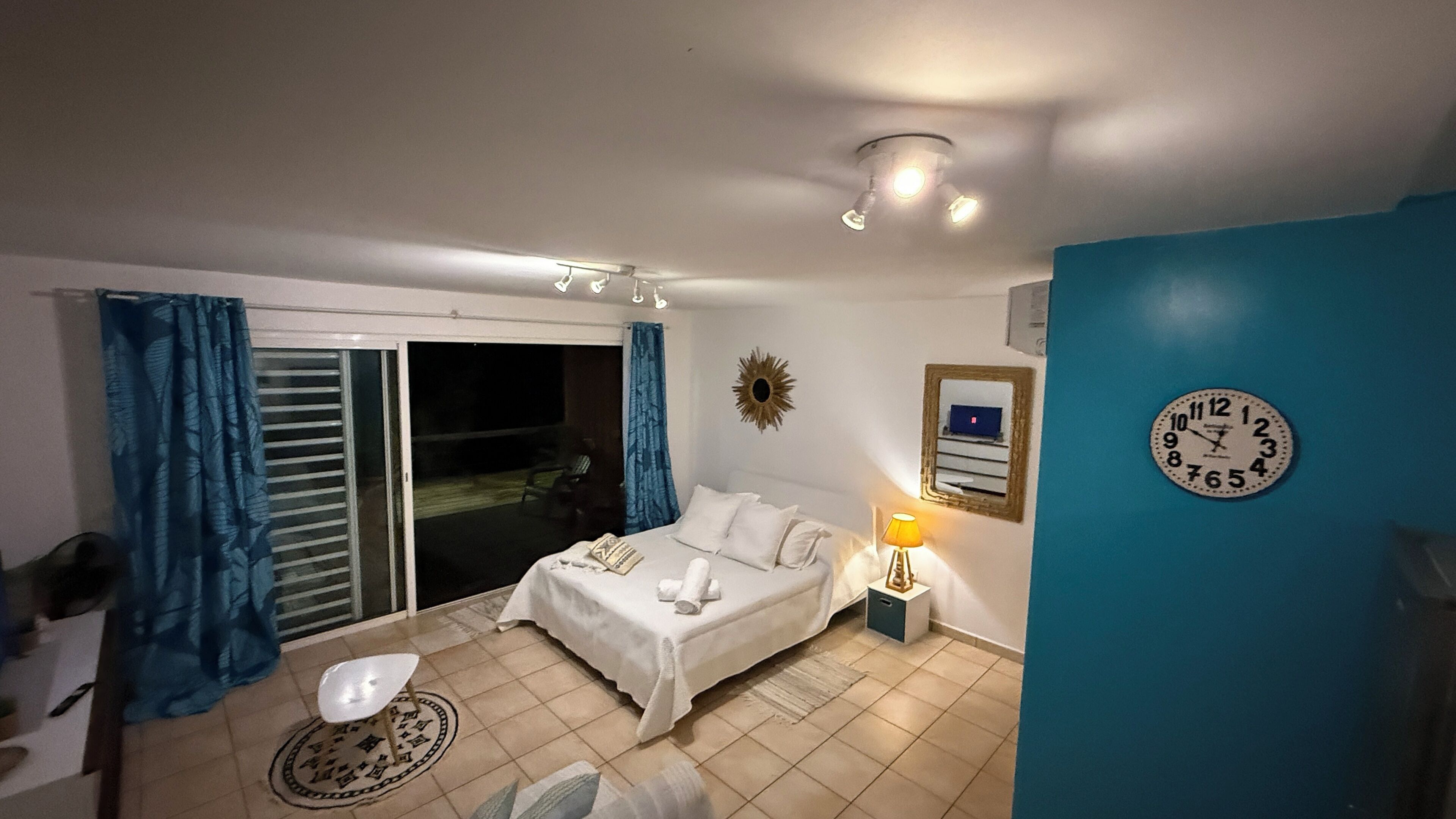 1 habitación, tabla de planchar con plancha, wifi y ropa de cama 