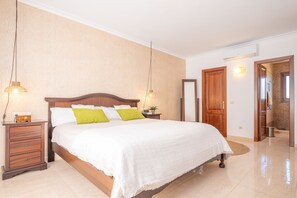 4 slaapkamers, een strijkplank/strijkijzer, gratis wifi, beddengoed