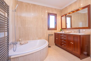 Shower, hair dryer, bidet, towels - CAN ALBONS - Beautiful villa with private swimming pool and free Wifi (Portocolom)