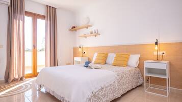 4 bedrooms, iron/ironing board, free WiFi, bed sheets