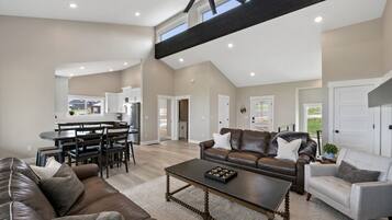 Televisor intel·ligent, llar de foc, taula de tennis de taula i estèreo