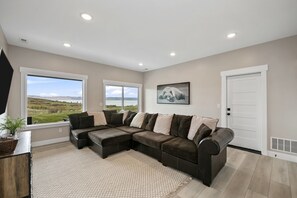Smart TV, fireplace, table tennis, stereo