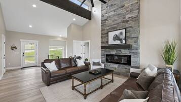 Een smart-tv, een open haard, een tafeltennistafel en een stereo