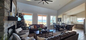 Smart TV, chimenea, tenis de mesa y estéreo 