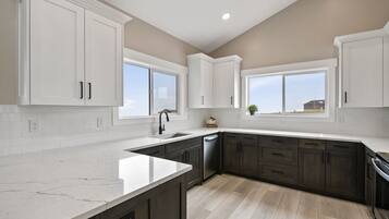 Een koelkast, een magnetron, een oven, een kookplaat