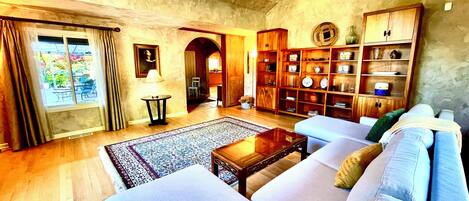 Una Smart TV, una chimenea