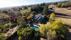 A large house with a swimming pool surrounded by trees. - Upscale Rustic Tuscan Villa with Pool in Wine Country (Petaluma)