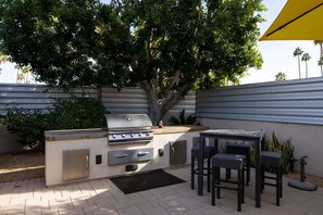 Outdoor dining - El Noa Noa (Palm Springs)