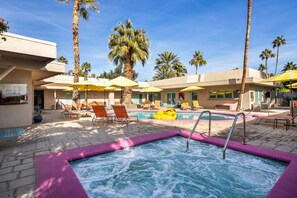 Outdoor spa tub - El Noa Noa (Palm Springs)
