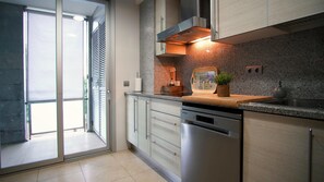 Kjøleskap, mikrobølgeovn, ovn og oppvaskmaskin