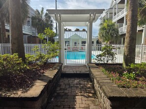 Pool - Coastal Comfort: 4-bedroom house with pool and sound access, 3 min walk to beach (Surf City)