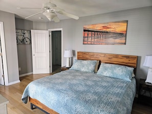 4 bedrooms, iron/ironing board, travel cot, free WiFi - Coastal Comfort: 4-bedroom house with pool and sound access, 3 min walk to beach (Surf City)