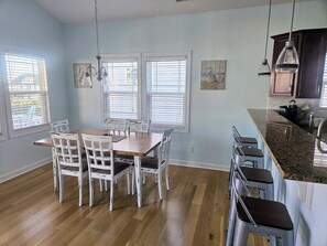 Dining - Coastal Comfort: 4-bedroom house with pool and sound access, 3 min walk to beach (Surf City)