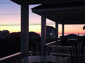 Outdoor dining - Coastal Comfort: 4-bedroom house with pool and sound access, 3 min walk to beach (Surf City)