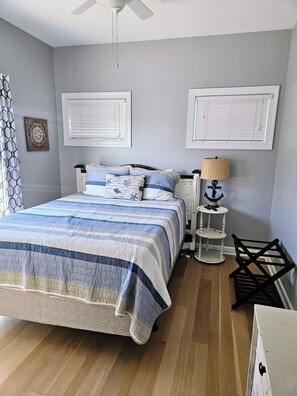4 bedrooms, iron/ironing board, travel cot, free WiFi - Coastal Comfort: 4-bedroom house with pool and sound access, 3 min walk to beach (Surf City)