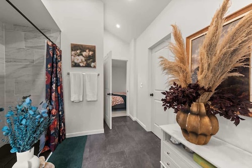 Hot Tub - Game Room - FirePit - Minutes to Downtown Cleveland