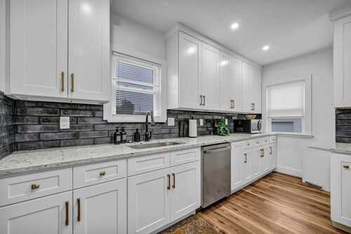Hot Tub - Game Room - FirePit - Minutes to Downtown Cleveland