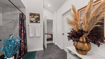 4 bedrooms, desk, iron/ironing board, travel crib