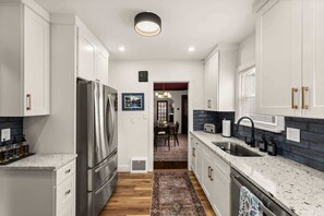 Fridge, microwave, oven, stovetop - Cleveland retreat with hot tub & game room (Cleveland)