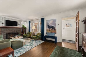 Interior - Cleveland retreat with hot tub & game room (Cleveland)