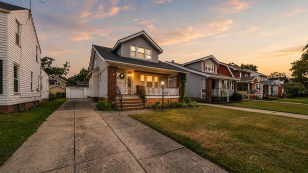 A residential street with houses, a sidewalk, and a grassy area. - Hot Tub - Game Room - FirePit - Minutes to Downtown Cleveland (Cleveland)