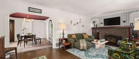 Smart-TV, Videospiele, Tischtennisplatte