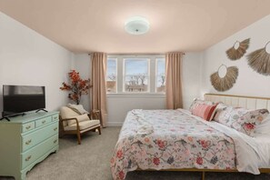 4 bedrooms, iron/ironing board, travel crib, free WiFi - Cleveland retreat with hot tub & game room (Cleveland)