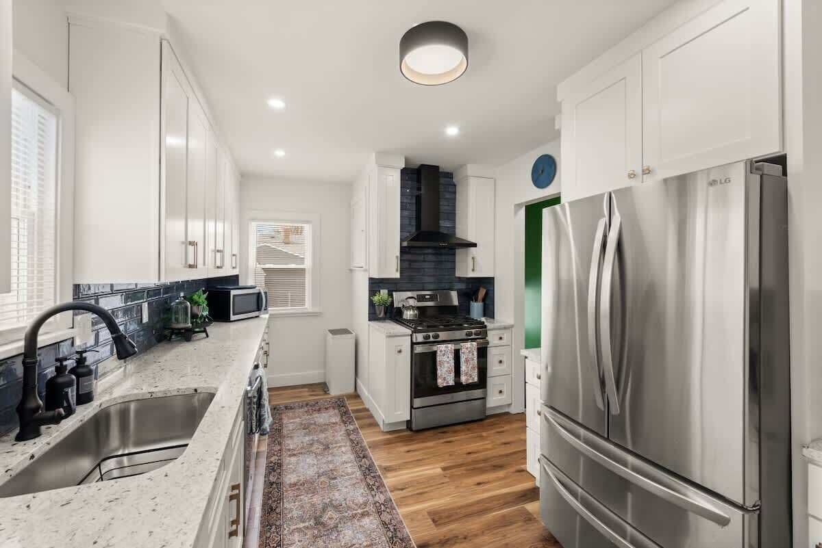 Een koelkast, een microgolfoven, een oven, een kookplaat