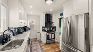 Een koelkast, een microgolfoven, een oven, een kookplaat