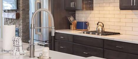 ثلاجة، ميكروويف، فرن، موقد طهي مسطح