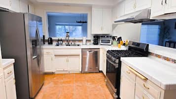 Kylskåp, mikrovågsugn, ugn och spishäll