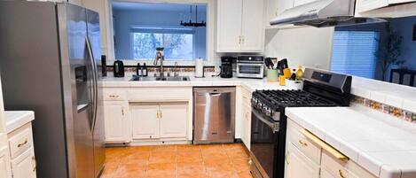 Refrigerador, microondas, horno y parrilla de estufa