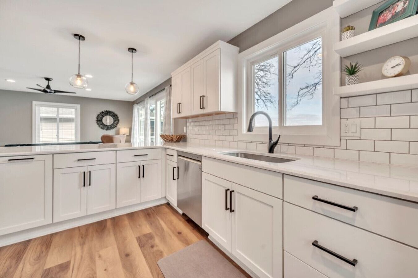 Jääkaappi, mikroaaltouuni, liesi, kahvin-/teenkeitin