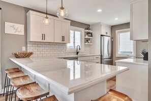 冷蔵庫、電子レンジ、コンロ、コーヒー / ティーメーカー