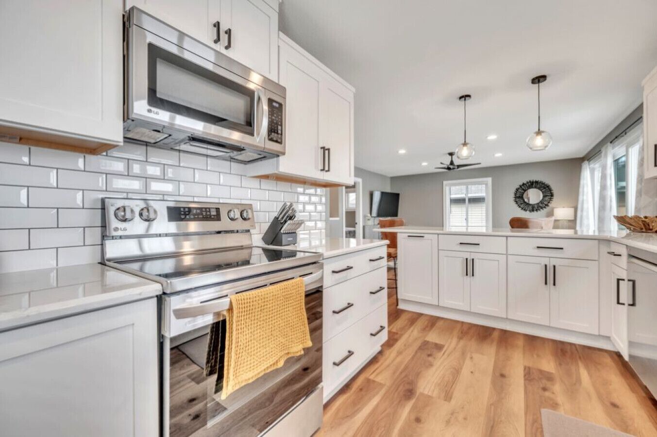 Jääkaappi, mikroaaltouuni, liesi, kahvin-/teenkeitin