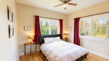 4 bedrooms, free WiFi, bed sheets