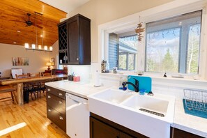 Fridge, microwave, oven, stovetop - Georgetown Oasis—4-Bedroom Family Retreat with Bunks, Golf & Beach Minutes Away (Prince Edward Island)