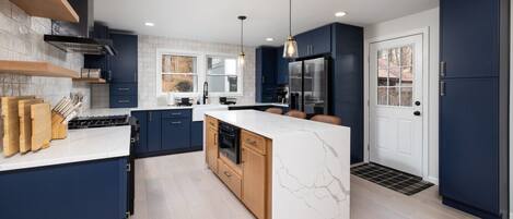 Fridge, stovetop, dishwasher, spices