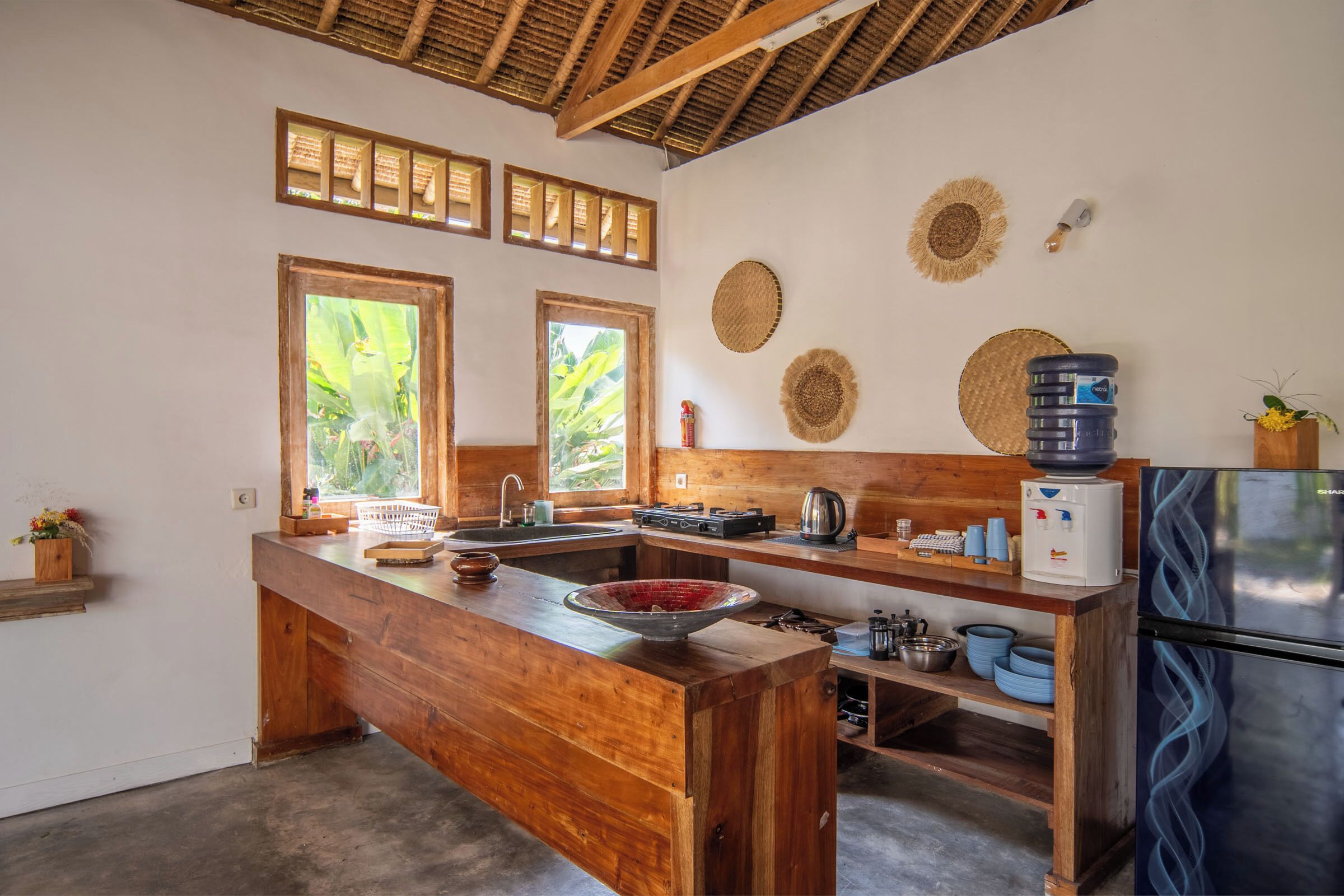 Réfrigérateur, plaque de cuisson, cafetière/bouilloire